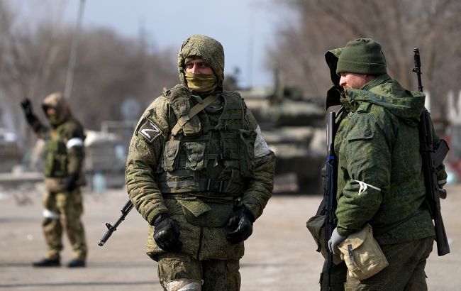 В Маріуполі окупанти облаштовують нову військову базу (відео)