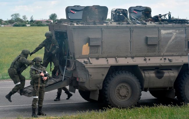 Росія перекинула до Криму ешелон "Градів" і БТР: з'явилося відео