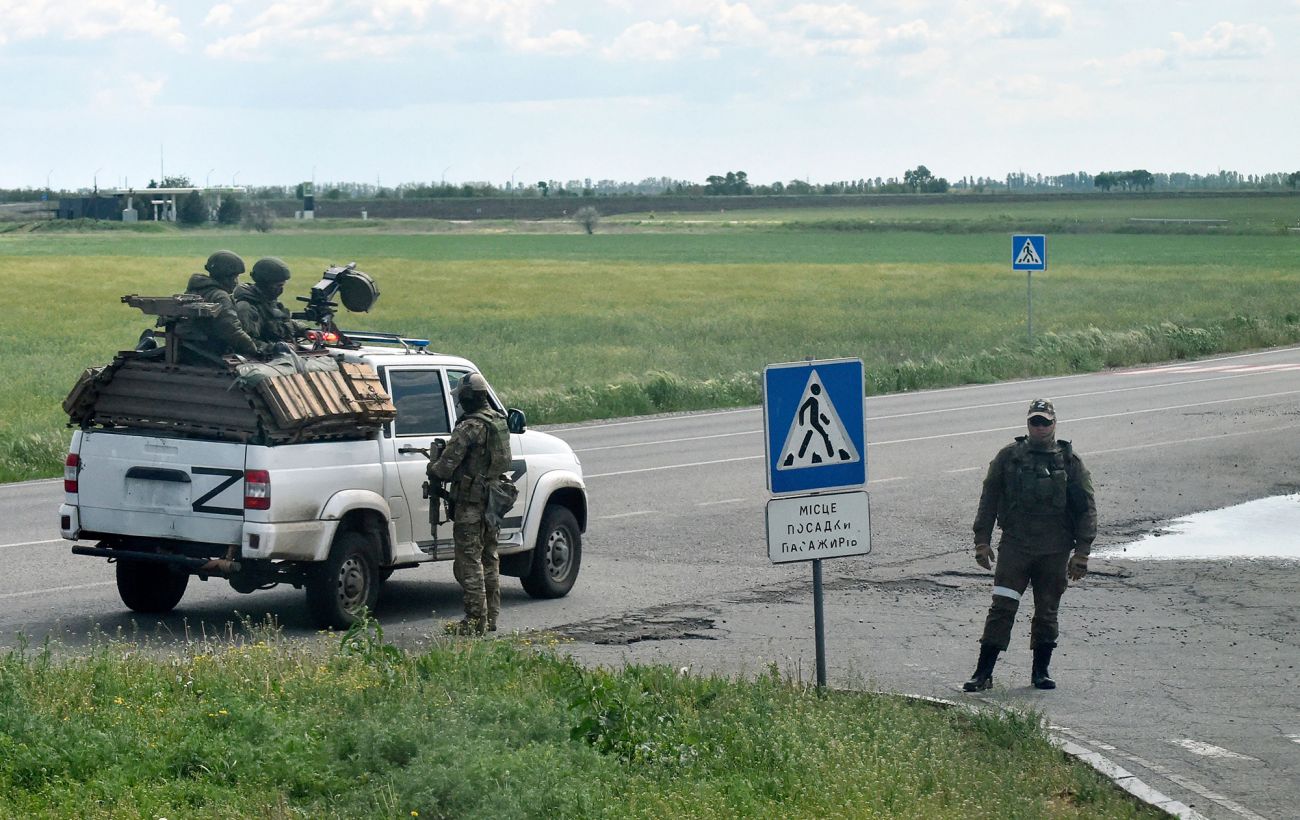 Russian soldiers stole weapons and fled Kherson to the Crimea