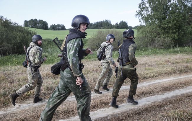 Беларусь стянула к границе с Украиной армию и "вагнеровцев". Киев требует отвести войска