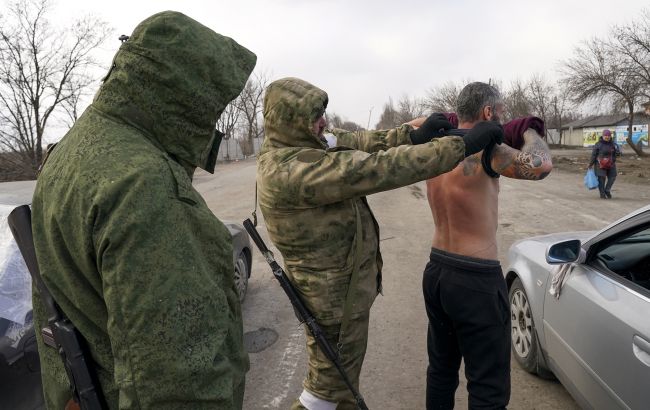 Россияне из-за неудач на фронте терроризируют жителей Херсонской области, - ЦНС