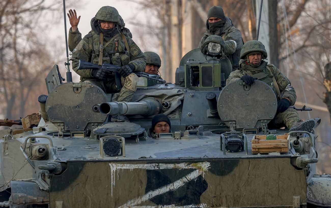 “Invaders Reinforce Movement of Manpower and Heavy Equipment in Mariupol Region”