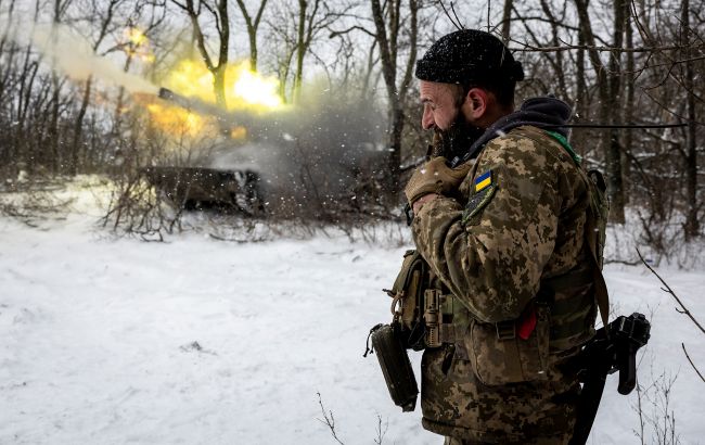 Українські військові за підтримки авіації знищили російську піхоту у лісі (відео)