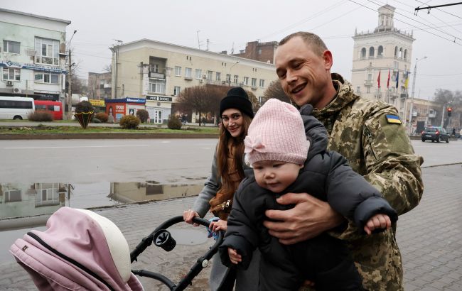 Чи звільнять зі служби, якщо у військового народилася третя дитина: відповідь юриста