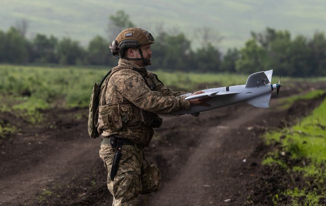 Украинские бойцы дроном-камикадзе уничтожили блиндаж россиян с антидроновым ружьем (видео)