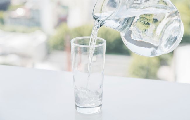 Дієтолог розказав скільки все ж таки треба пити води та як споживати достатньо
