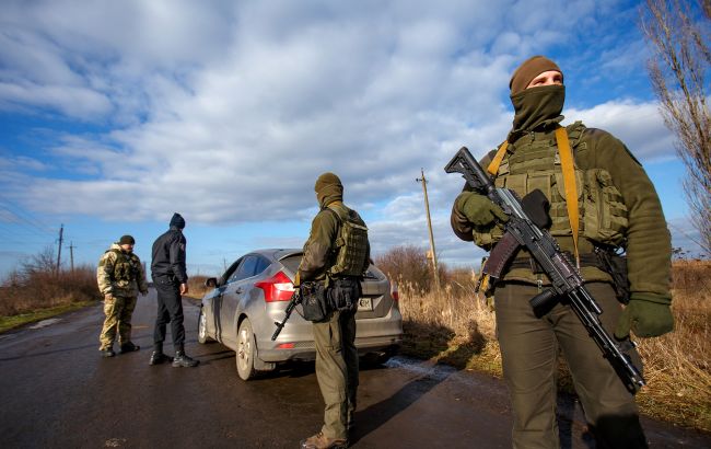 В гідрокостюмі з гумовим матрацом. Прикордонники упіймали ухилянтів на шляху в Угорщину