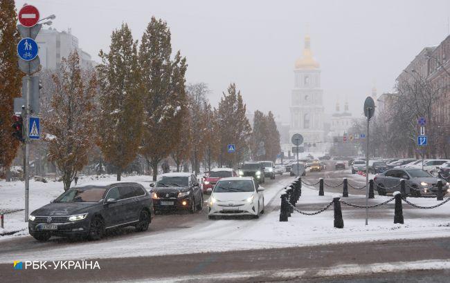 Жителів низки регіонів України попередили про ожеледицю на дорогах