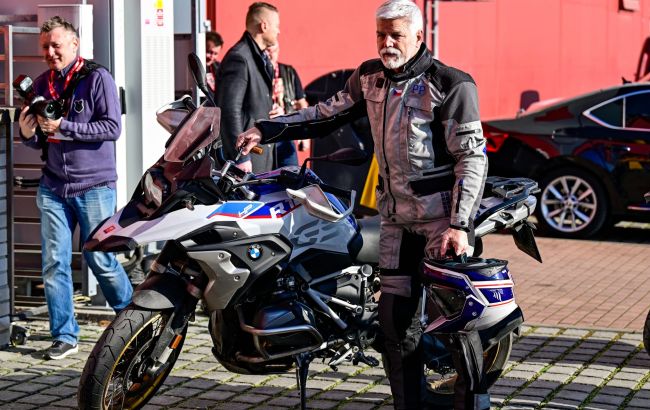 Президент Чехии получил травму во время езды на мотоцикле