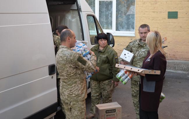 Військові ЗСУ передали продукти постраждалим від вибухів під Ічнею