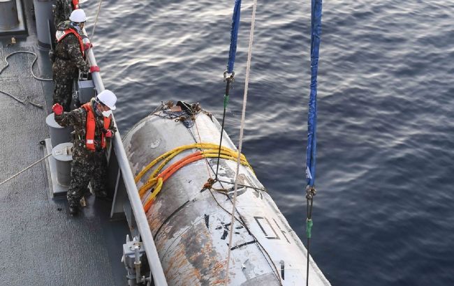 Военные Южной Кореи достали из моря часть корпуса ракеты КНДР