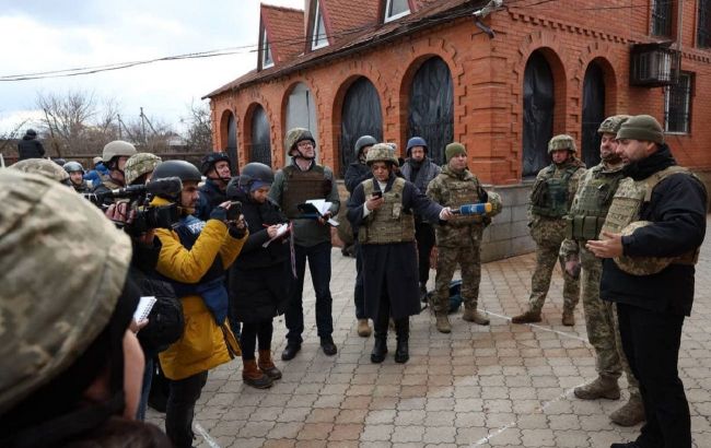 Американські та французькі журналісти розповіли, як потрапили під обстріл на Донбасі