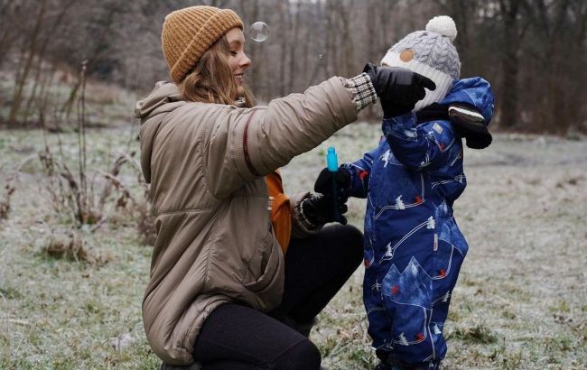 Красивые и уютные: Алена Шоптенко порадовала поклонников зимними фото с сыном