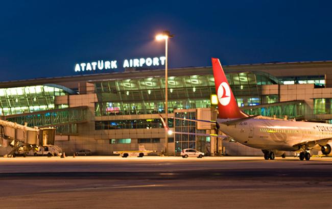 В турецком аэропорту столкнулись два пассажирских самолета