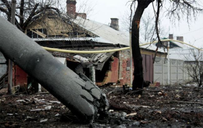 Через обстріли бойовиків пошкоджено більше 10 будинків у Мар'їнці та Красногорівці, - поліція