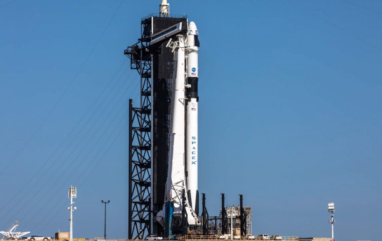 SpaceX Elon Musk will take astronauts to the moon