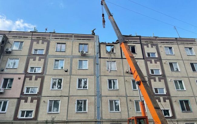 Ворог вдарив по Нікополю з "Градів": 12 будинків пошкоджено, під завалами є люди