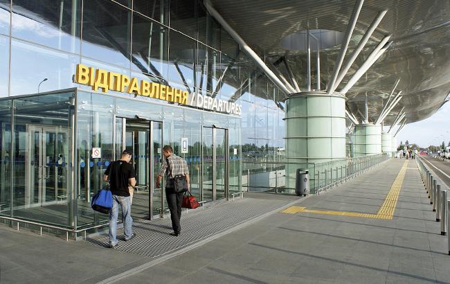 Шокирующее видео: в сети показали, как работники аэропорта "Борисполь" роются в вещах пассажиров