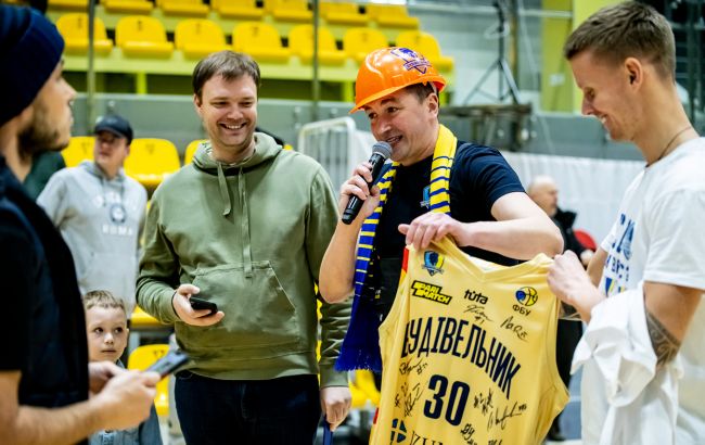 "Будівельник" презентував нові комплекти форми на прийдешній сезон