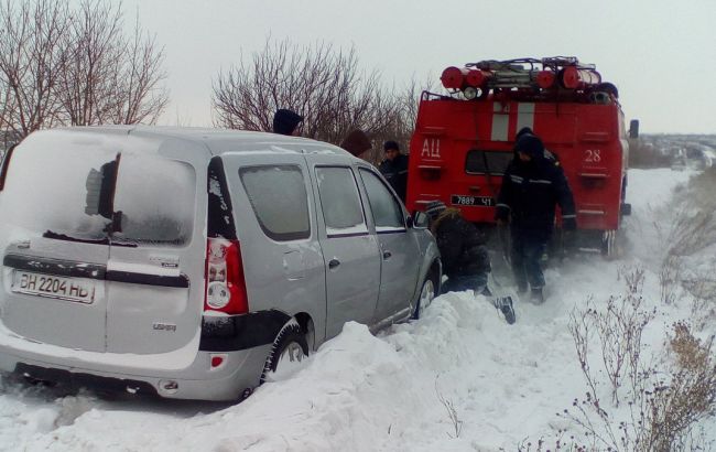 Непогода в Украине: движение транспорта затруднено в трех областях