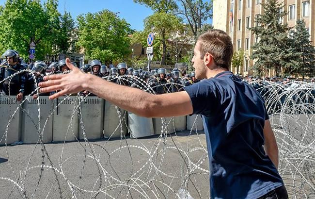 Протести у Вірменії: поліція може застосувати зброю до мітингувальників