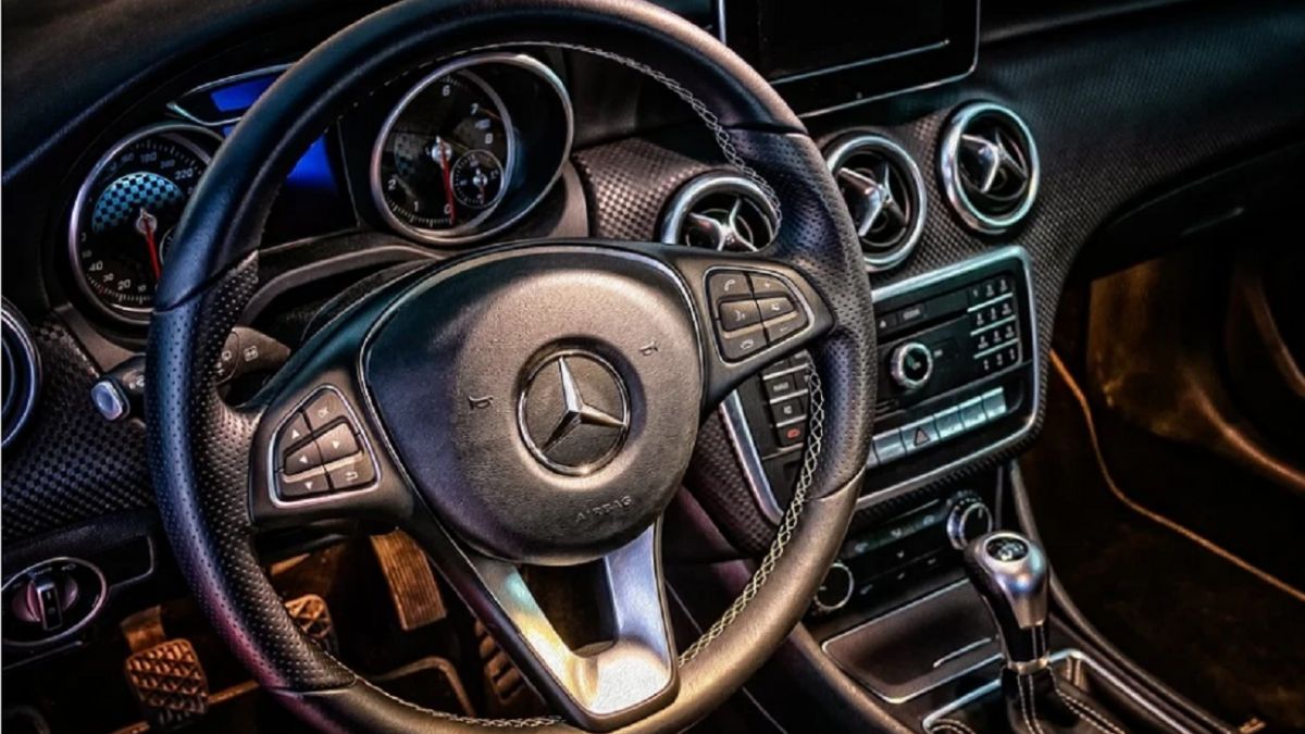 Несовершеннолетние на Mercedes пугали ребенка под Запорожьем | Стайлер