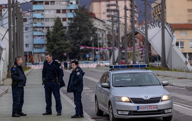 В Сербии мужчина из арбалета ранил полицейского у посольства Израиля