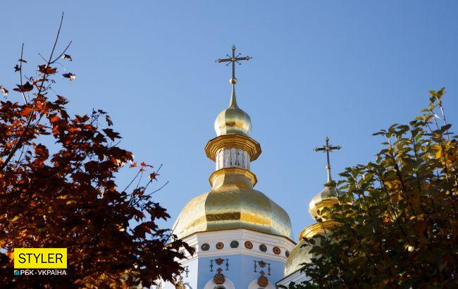 У центрі Києва дівчата зайшли до церкви і почали задувати свічки, курити і пити алкоголь