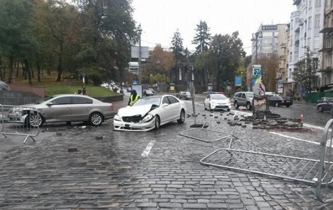 У Києві Mercedes врізався в пам'ятник Герою Небесної сотні