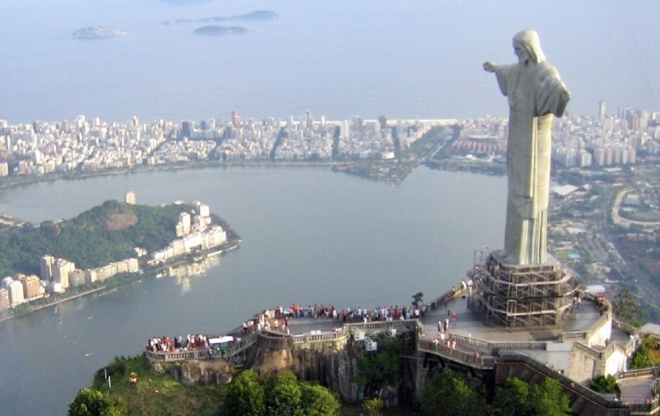 The Secrets Behind the Iconic Photo of Christ the Redeemer Holding the Moon