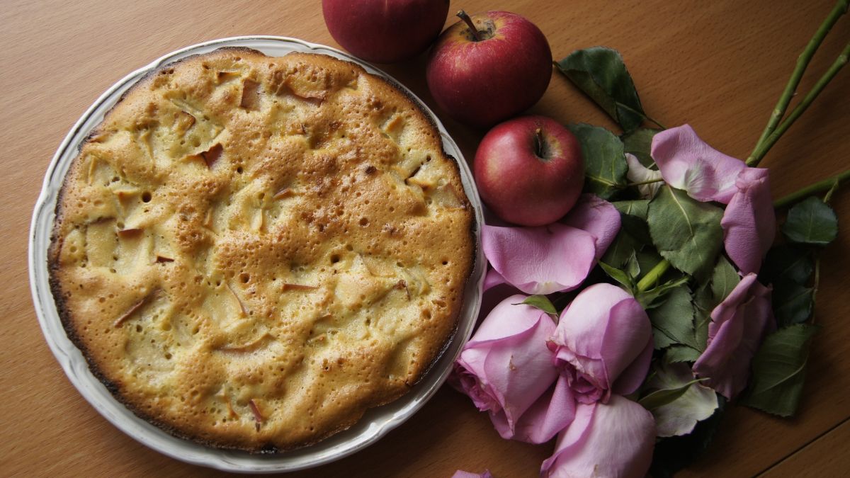 Шарлотка с яблоками – рецепт классический