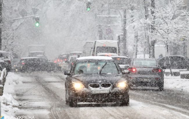 Пробки и снегопад в Киеве: на каких улицах затруднено движение транспорта