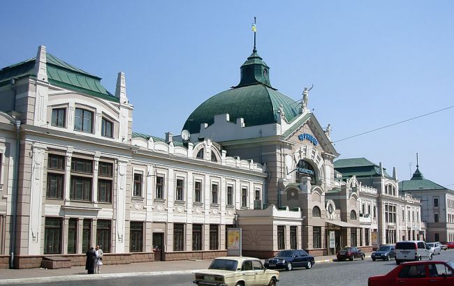 Поліція затримала на хабарі начальника залізничного вокзалу Чернівців