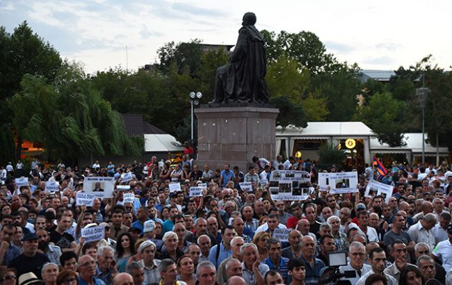 Поліція почала розгін мітингу в Єревані, є поранені