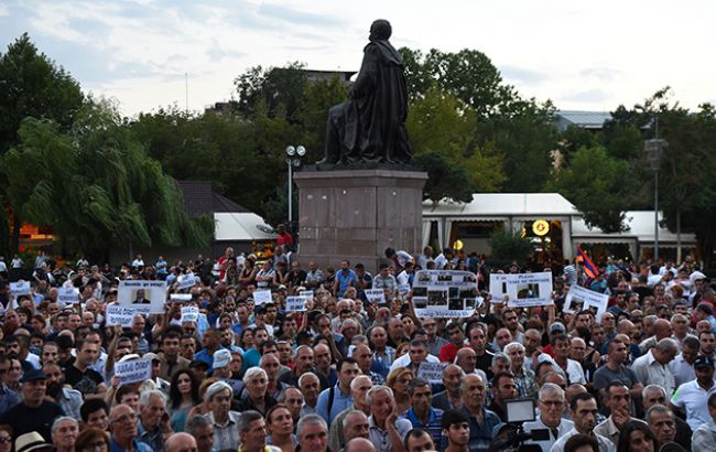 Протест в Ереване: участники направились к захваченному зданию полиции