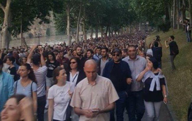 В Тбилиси продолжается акция протеста возле парламента