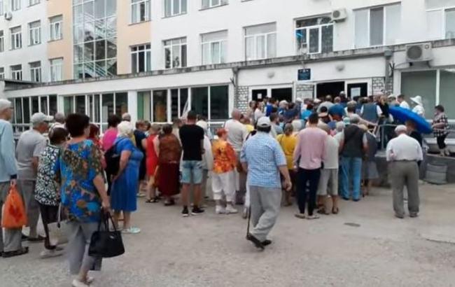 В сети высмеяли огромную очередь в поликлинику в Крыму