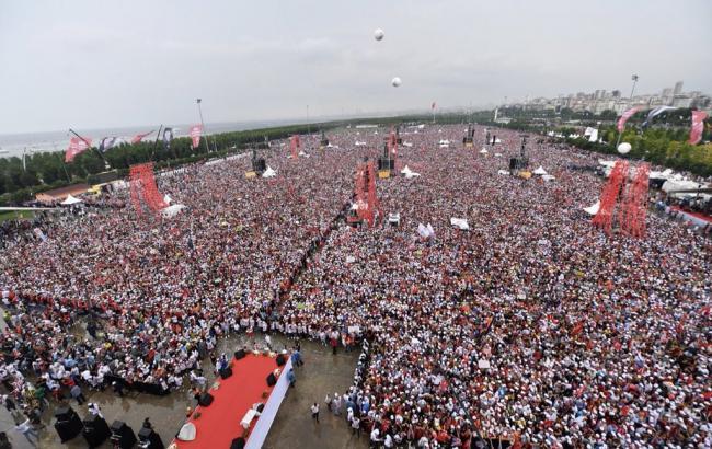 В Стамбуле миллионы людей вышли на митинг в поддержку оппонента Эрдогана