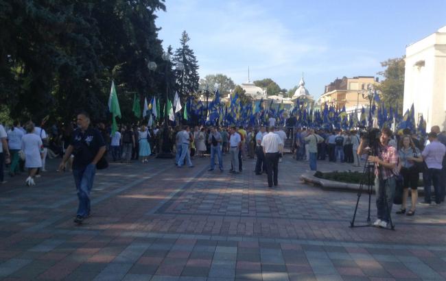 Мітингувальники під Радою побили нацгвардейца, в хід пішов сльозогінний газ