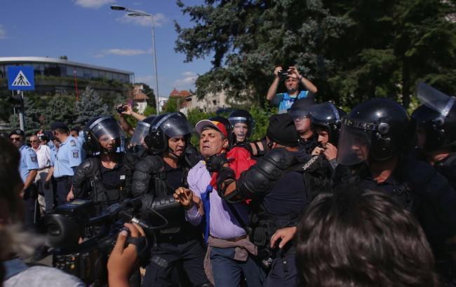 В Румынии арестовали двух человек за избиение полицейских на митинге в Бухаресте