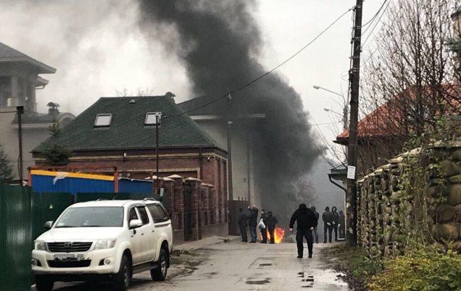 Под домом Ставицкого неизвестные подожгли шины