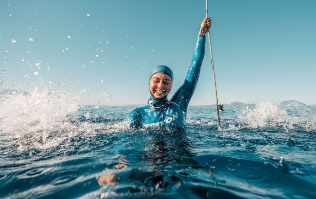 Пірнула на нечувану глибину. Українка втретє стала чемпіонкою світу в підводному плаванні