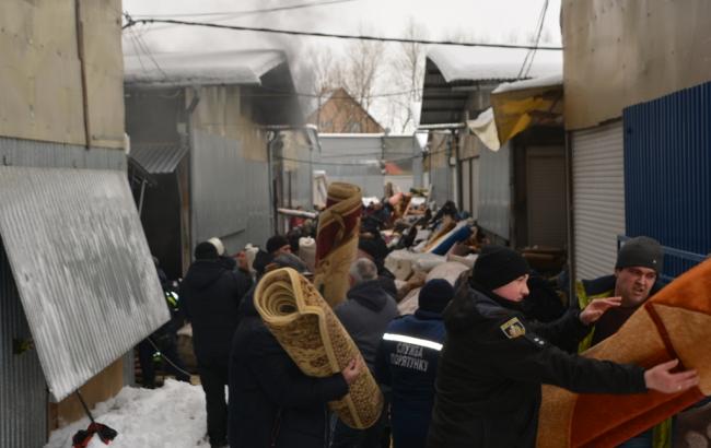 Пожар в Черновцах: спасатели ликвидировали возгорание на рынке