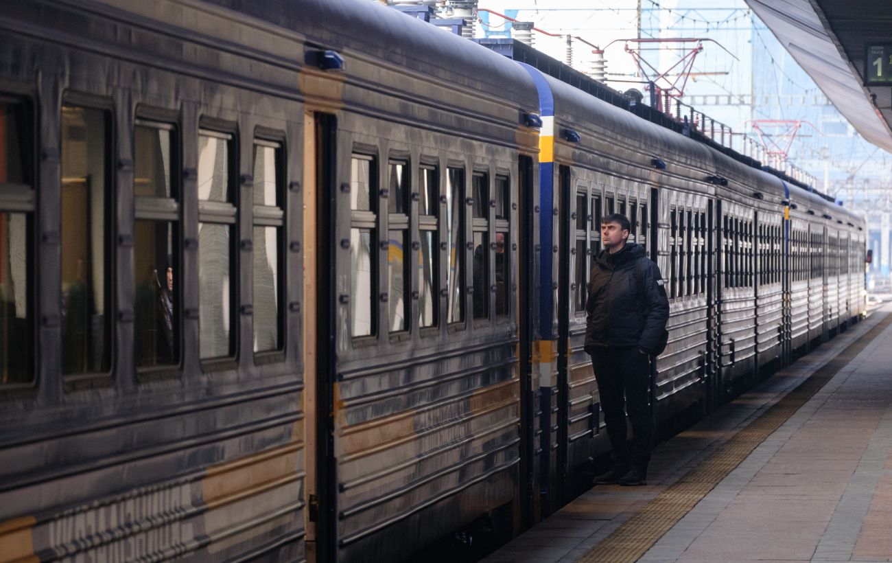 Поезда Укрзализныци трощат подростки: появились новые фото после малолетних  вандалов. Читайте на UKR.NET