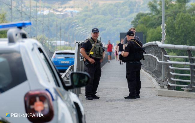 В центре Киева водитель напал на женщину-инспектора по парковке (видео)