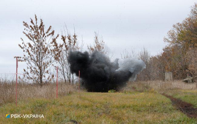 В Запорожской области спасатели уничтожили вражескую авиационную бомбу (видео)
