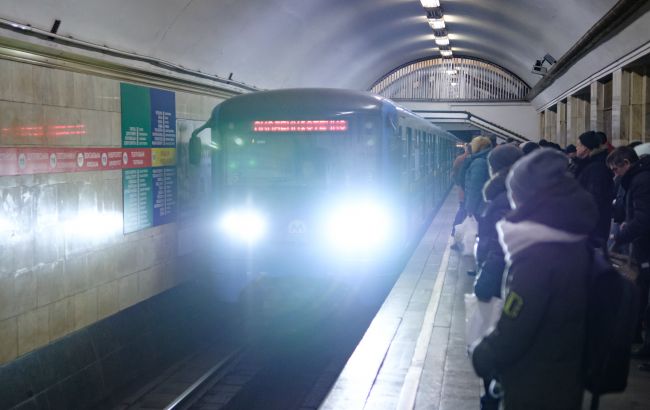 В метро Києва - колапс. Хтось ховається від ракет, хтось поспішає на роботу (фото)