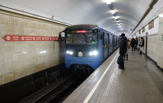 В Киеве после атаки сменили движение поездов по красной линии метро