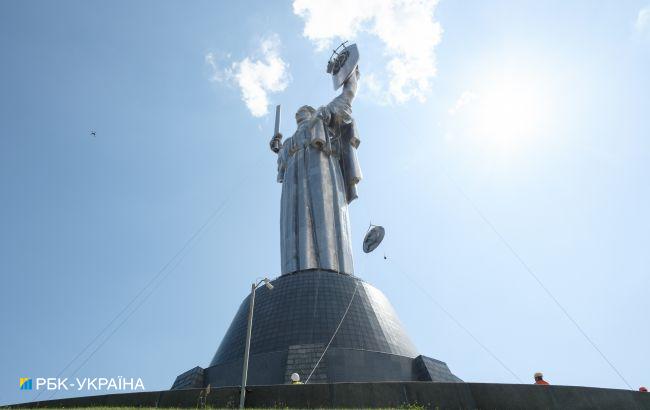 Заміна герба СРСР на тризуб на монументі "Батьківщина-Мати": як поставилися українці