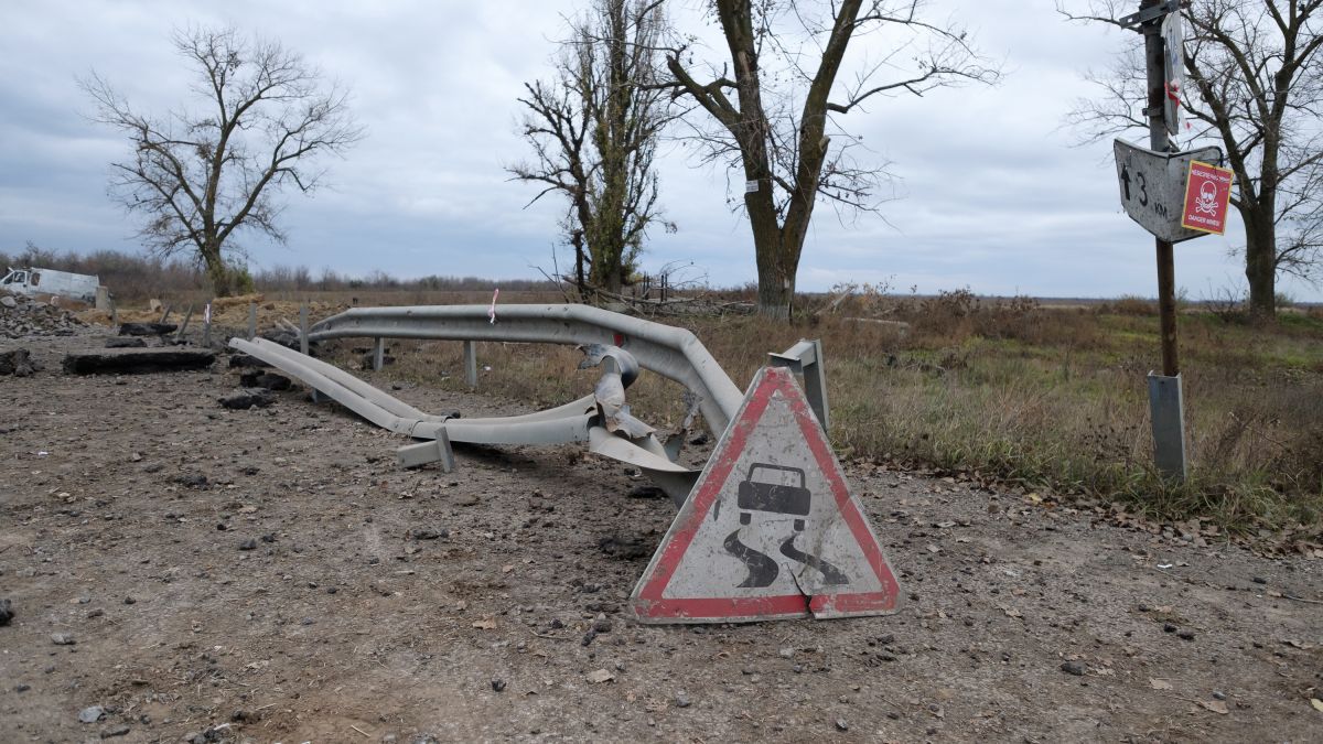 Авто подорвалось на мине под Черниговом - взрослые погибли, дети ранены |  РБК Украина